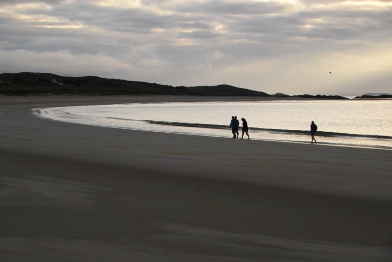 Gruppe am Strand im Gegenlicht