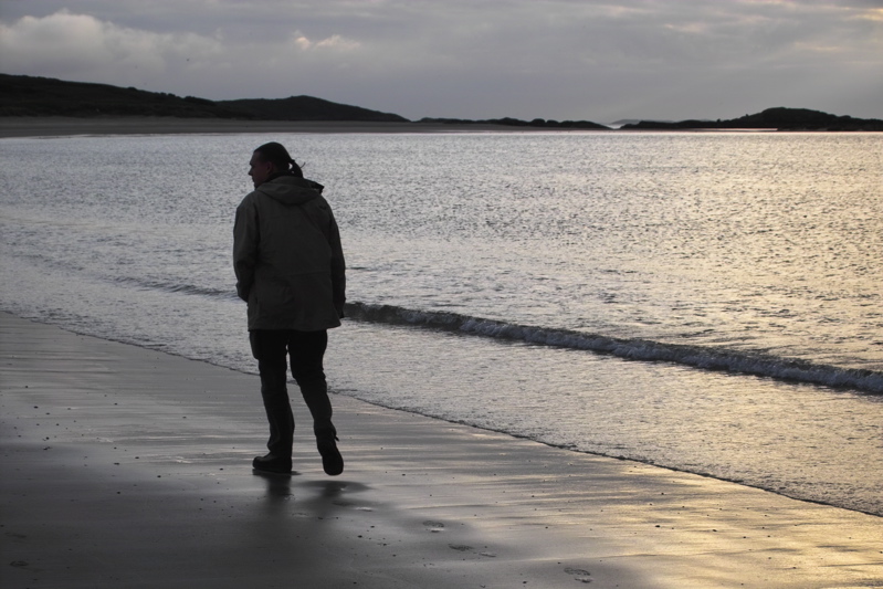 Ich am Strand im Gegenlicht